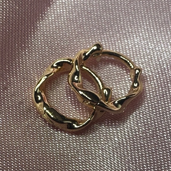 18K Gold Wavy Hoop Earrings – Small Modern Swirl Hoops Plated NWT - Picture 7 of 16